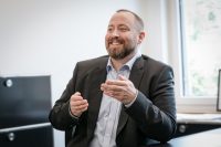 Pascal Wirth Portrait - Buero Diskussion.jpg